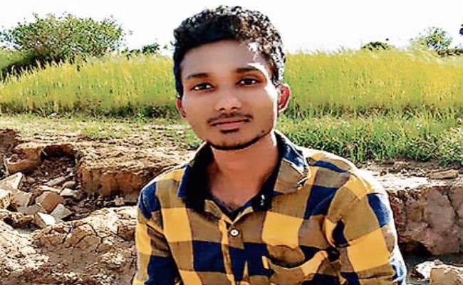 झारखंड : इंटर में एडमिशन के लिए नहीं थे पैसे, फांसी लगायी, मां करती थी मजदूरी, चंदा के पैसे से किया अंतिम संस्कार