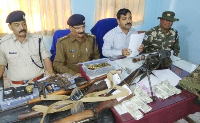 IN PICS : पलामू पुलिस को मिली बड़ी सफलता, TPC के 3 नक्सली गिरफ्तार, भारी मात्रा में हथियार और नकद भी बरामद