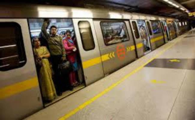 दिल्ली मेट्रो का किराया बढ़ा, तीन लाख यात्री घट गये