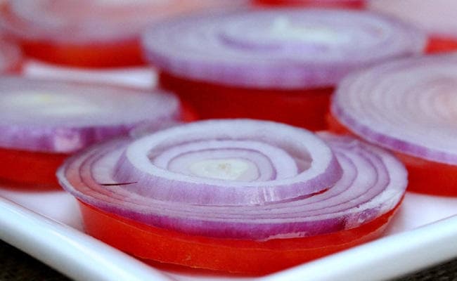 लोगों की आंखों से आंसू निकाल रहा प्याज, टमाटर भी चढ़कर हुआ लाल, कहीं गायब न हो जाये थाली से...