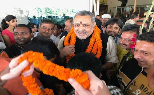 लालू जी रांची आकर हाजिरी बनायें और कांके घूमकर लौट जायें : गिरिराज सिंह