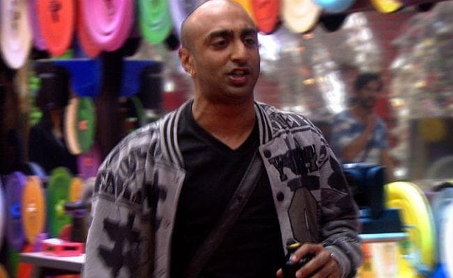 Bigg Boss 11: गुस्‍साये सलमान ने छोड़ा सेट, वजह है आकाश-पुनीश की डर्टी फाइट