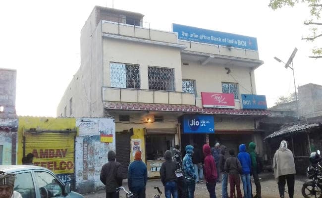 VIDEO : बैंक ऑफ इंडिया के नावाडीह शाखा में सेंधमारी, तस्वीरों में देखें कैसे अंदर घुसे चोर