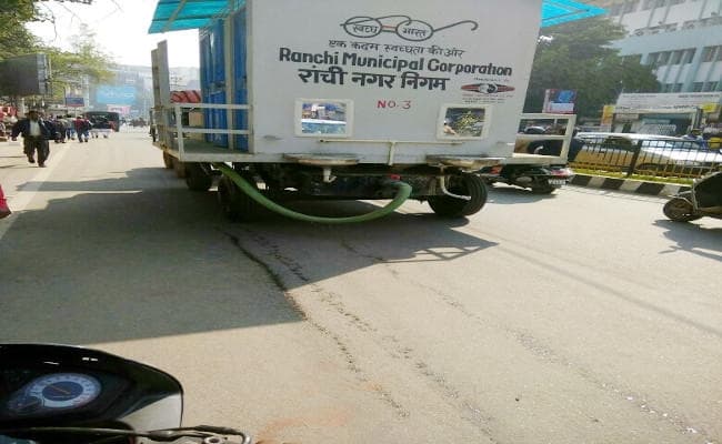 VIDEO : जब रांची में सड़क पर गिरने लगे मल-मूत्र, दुर्गंध से लोगों का चलना हुआ मुहाल