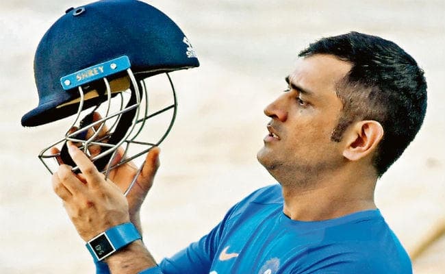 धौनी ने कश्मीरी युवा क्रिकेटरों को दिया फिटनेस का मंत्र