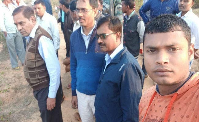 केरेडारी : खनन परियोजना का शिलान्यास करने गये अधिकारियों को ग्रामीणों ने खदेड़ा