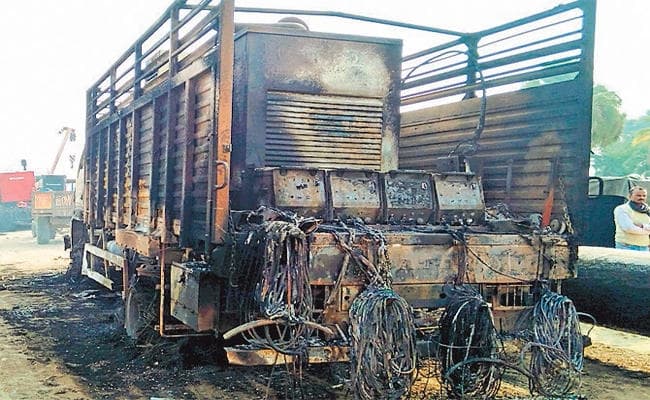 गया में नक्सलियों ने तीन ट्रकों को फूंका