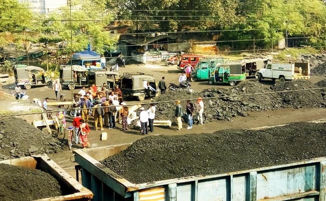 रामगढ़ : भुरकुंडा में गोमो-चुनार पैसेंजर में छापामारी, मचा हड़कंप, देखें PICS