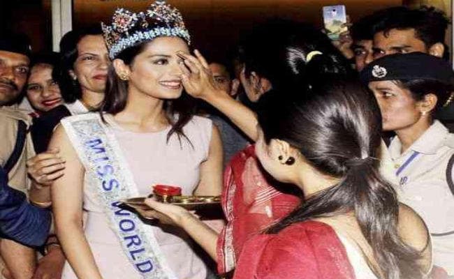 IN PICS : भारत लौटीं मिस वर्ल्ड मानुषी छिल्लर, एयरपोर्ट पर हुआ ऐसा स्वागत...!