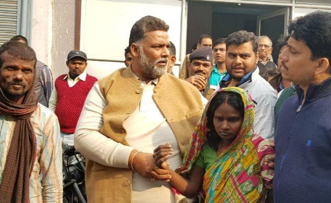 VIDEO : अस्पताल में बंधक बनी मां को पप्पू यादव ने छुड़वाया, एंबुलेन्स से घर भेजी गयी पीड़िता, PM व CM पर बरसे सांसद