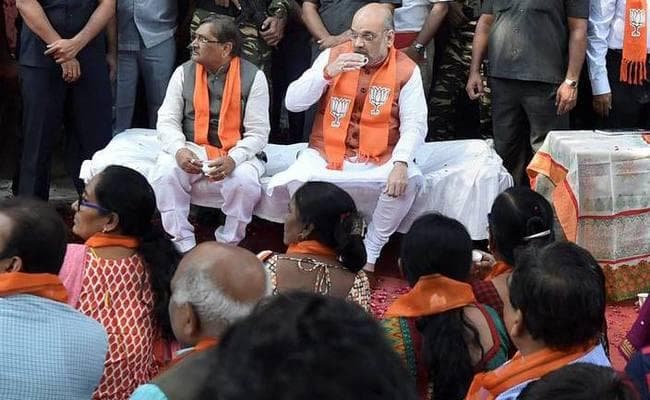 गुजरात चुनाव पर चाय की राजनीति : भाजपा नेताओं ने चाय की चुस्कियां लेते हुए सुनी मोदी की मन की बात