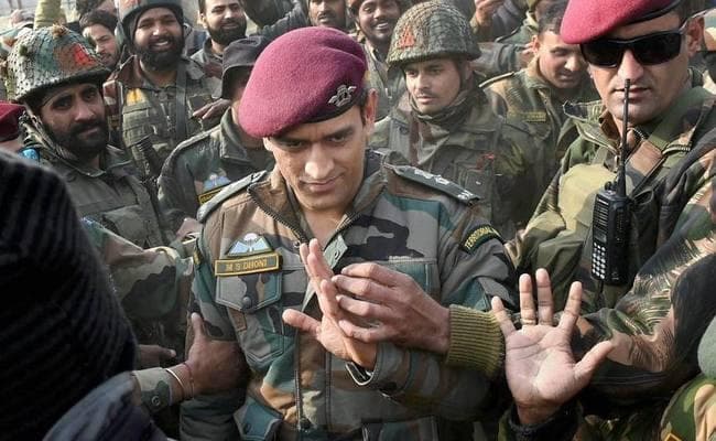 धौनी ने भारत-पाकिस्तान के बीच द्विपक्षीय सीरीज के आयोजन पर कहा, यह फैसला सरकार को लेने दें