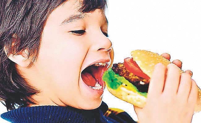फास्ट फूड से स्कूलों में कमजोर हो रहे छोटे बच्चे