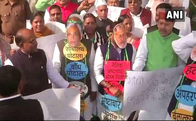 शीतकालीन सत्र : विधानमंडल के दिवंगत सदस्यों को श्रद्धांजलि देने के बाद सदन की कार्यवाही कल तक के लिए स्थगित