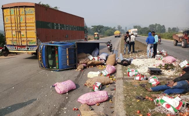 Hazaribagh : बरकट्ठा में सड़क दुर्घटना में एक व्यक्ति की मौत, पांच लोग गंभीर रूप से घायल