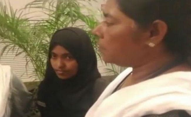केरल लव जेहाद : सुप्रीम कोर्ट में बयान देने पहुंची हादिया, जानें हिंदू से मुसलमान बनने तक की पूरी कहानी