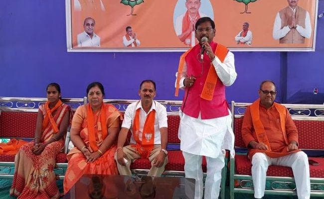 नरेंद्र मोदी के गुजरात में अर्जुन मुंडा ने की तीन सभाएं, रोड शो में आदिवासियों ने झारखंड के पूर्व सीएम को गले लगाया