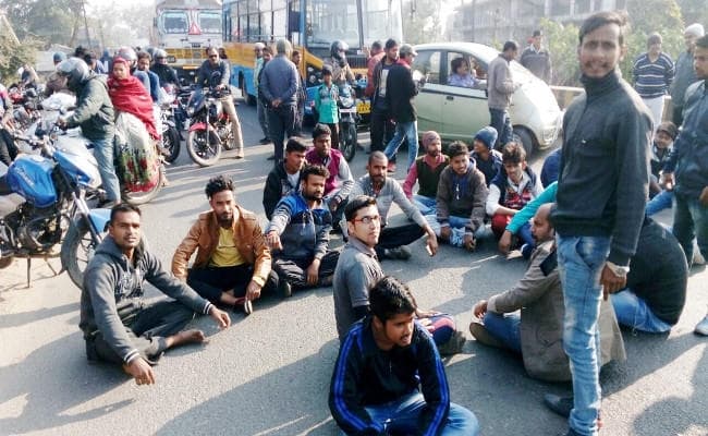 एसपी के ट्रांसफर से गुस्से में कोडरमा, रांची-पटना रोड जाम, शिक्षा मंत्री नीरा यादव भी फंसीं, तबादलों की पूरी लिस्ट यहां देखें