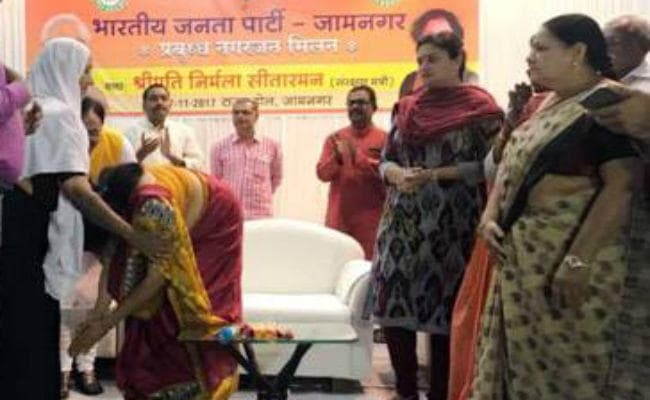 जब यह बुर्जुग महिला मंच पर पहुंची, तो सीट से उठ गयीं रक्षा मंत्री और छूए पैर