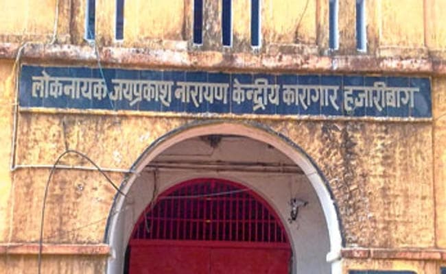 हजारीबाग : सोने जा रहे थे कैदी, तभी सेंट्रल जेल में जिला प्रशासन ने की बड़ी कार्रवाई