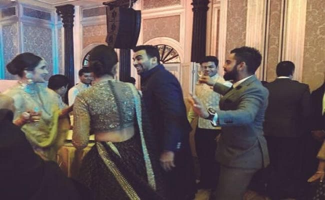 रिसेप्शन जहीर का और पार्टी में छा गये विराट-अनुष्का, जमके लगाये ठुमके - वीडियो वायरल