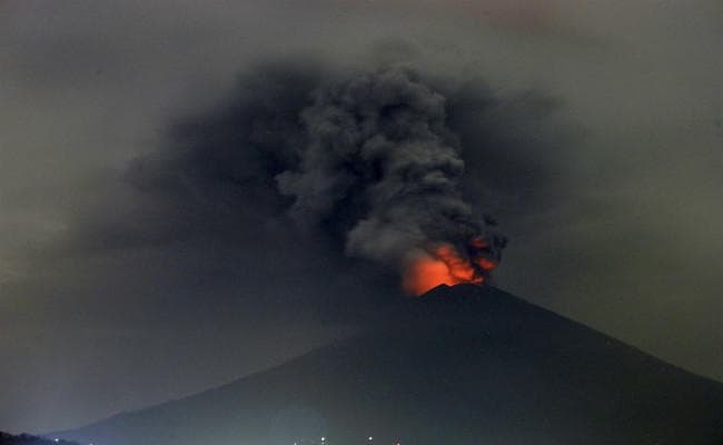 बाली में किसी भी पल फट सकता है ज्वालामुखी, दूसरे दिन भी उड़ानें रद्द - लाखों लोग पलायन के लिए मजबूर