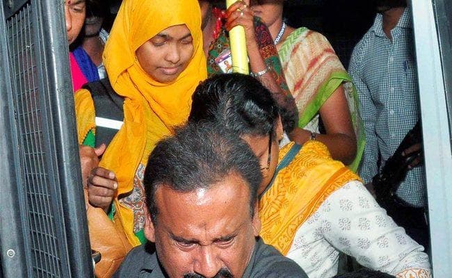 सुप्रीम कोर्ट के आदेश के बाद हदिया कड़ी सुरक्षा के बीच सलेम पहुंची