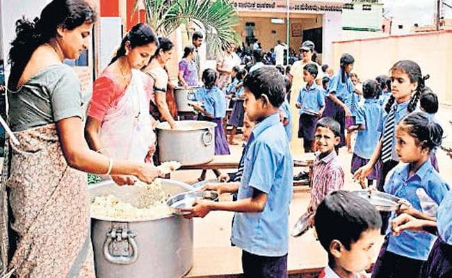 पांच रुपये में आ रही है मध्याह्न भोजन की थाली, जानें इस महंगाई में कैसे भर रहा स्कूली छात्रों का पेट