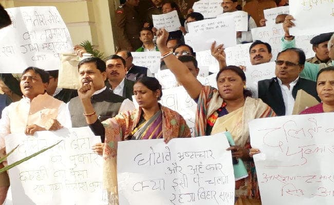 बिहार विधानमंडल का शीतकालीन सत्र : राबड़ी देवी ने नीतीश कुमार पर लगाया धोखा देने का आरोप, देखें वीडियो