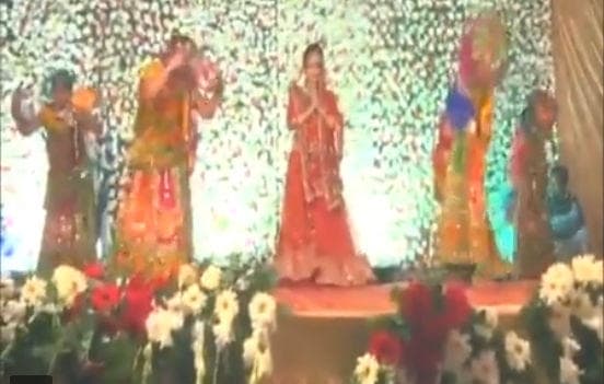 नया विवाद : पद्मावती के गाने पर मुलायम की बहू का डांस