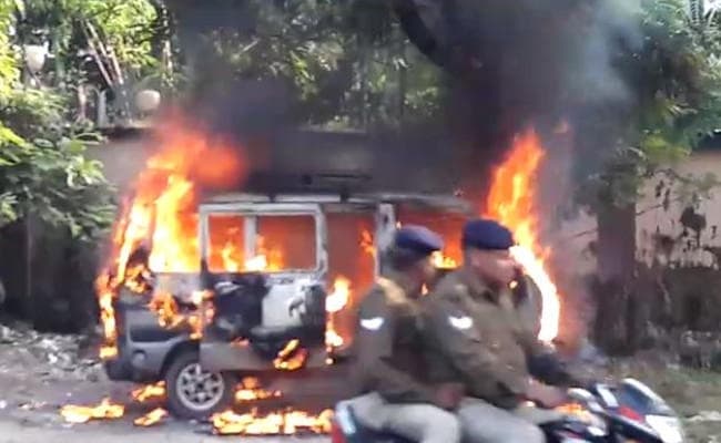 VIDEO : धनबाद में स्कूल वैन जलकर राख