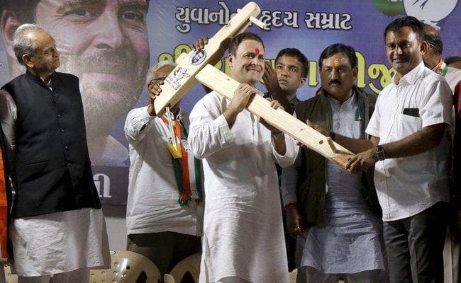 राहुल गांधी ने सोमनाथ मंदिर में की पूजा-अर्चना, राफेल करार पर मोदी को लिया आड़े हाथ