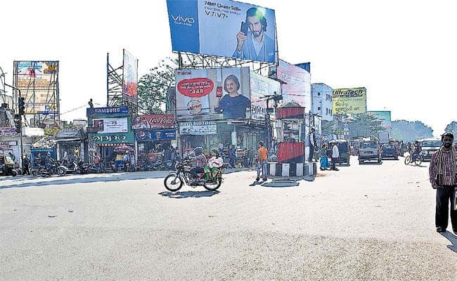 रांची के मन राेड से हटा अतिक्रमण, ठेला, कपड़ा व स्कूटी जब्त