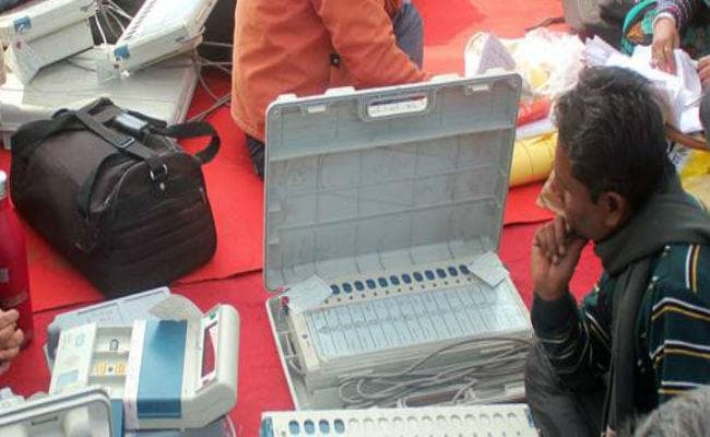 अयोध्‍या में हार के बाद सपा के किन्नर उम्मीदवार ने किया हंगामा, मुजफ्फरनगर में लाठीचार्ज