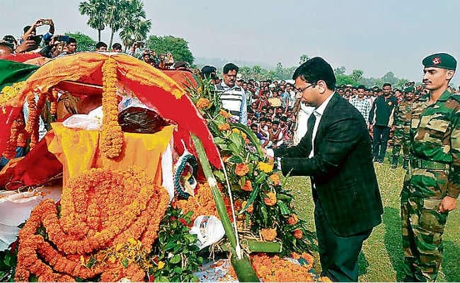 Jharkhand : शहीद श्रवण की अंत्येष्टि में उमड़े लोग, दी श्रद्धांजलि