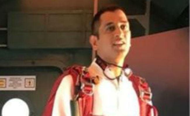 कुछ यूं स्काईडाइव का मजा उठा रहे हैं धौनी, देखें तसवीर