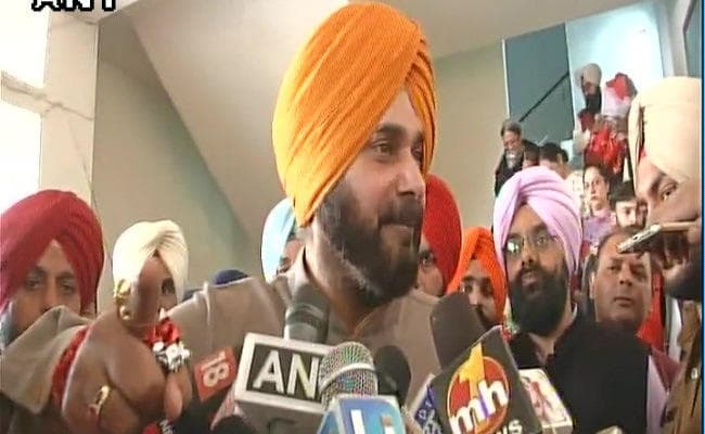 नवजोत सिंह सिद्धू के विवादित बोल : राहुल गांधी जैसा खानदानी आदमी करे देश का नेतृत्व