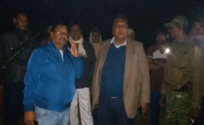 सतगावां : बालू खनन पर छापा, 50 ट्रक पकड़ाये, माफिया ने SDPO के वाहन पर चढ़वा दिया ट्रक