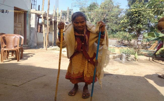 परमवीर चक्र अलबर्ट एक्का की पत्नी बलमदीना ने कहा : नेता मन पक्का घर में रहा थइन, मोर घर टूटल आहे