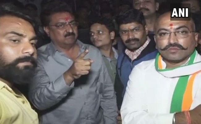 राजकोट में कांग्रेस और भाजपा समर्थकों के बीच जमकर मारपीट, सांसद पर भी चली लाठियां, पुलिस ने खदेड़ा