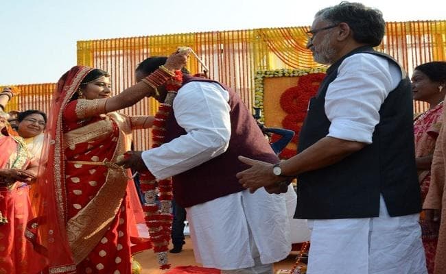 सुशील मोदी के बेटे-बहू को आशीर्वाद देने पहुंचे लालू प्रसाद