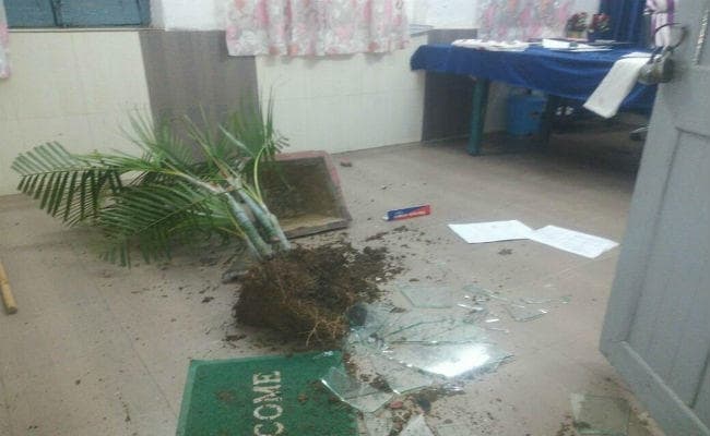 कोडरमा स्टेशन पर परीक्षार्थियों का हंगामा, उप- स्टेशन प्रबंधक के दफ्तर समेत RPF पोस्ट में तोड़फोड़