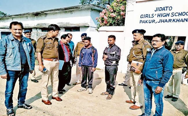 इंडिया रिजर्व बटालियन परीक्षा : कहीं ईयरफोन लगा कर रहा था चोरी, तो कहीं युवती की जगह प्रेमी दे रहा था परीक्षा