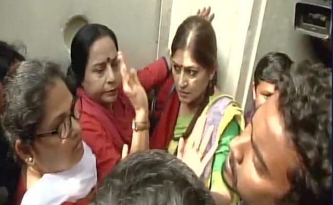 स्कूल में रेप : जीडी बिरला सेंटर फॉर एजुकेशन में अभिभावकों का आंदोलन जारी, भाजपा नेता रूपा गांगुली भी पहुंचीं