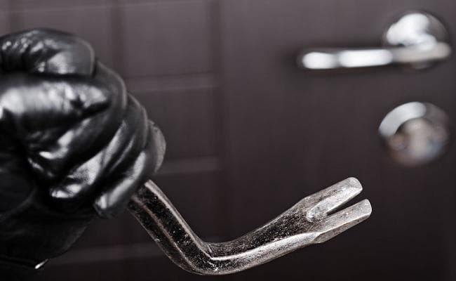 नोएडा : रिटायर्ड IG के घर से पिस्टल व कीमती सामान चोरी