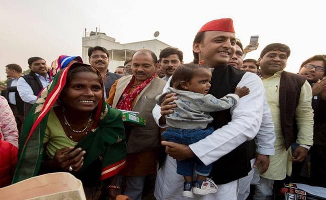 नाेटबंदी के बाद बैंक की लाइन में जन्मे बच्चे ''खजांची'' के गांव को गोद लेंगे अखिलेश