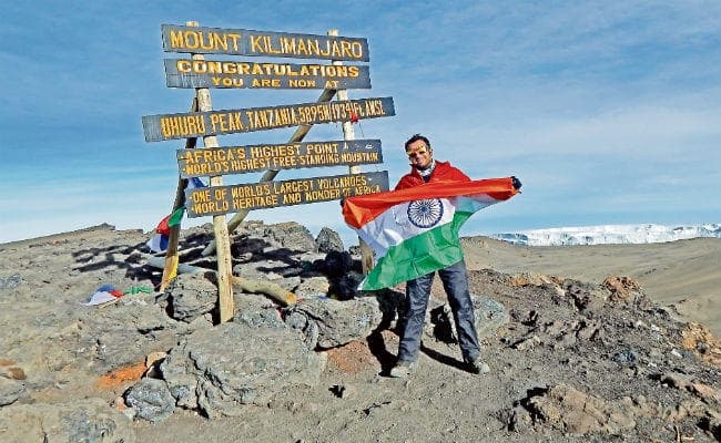 देवघर के बेटे आशीष सावर्ण ने अफ्रीका के किलिमंजारो पर्वत पर लहराया तिरंगा