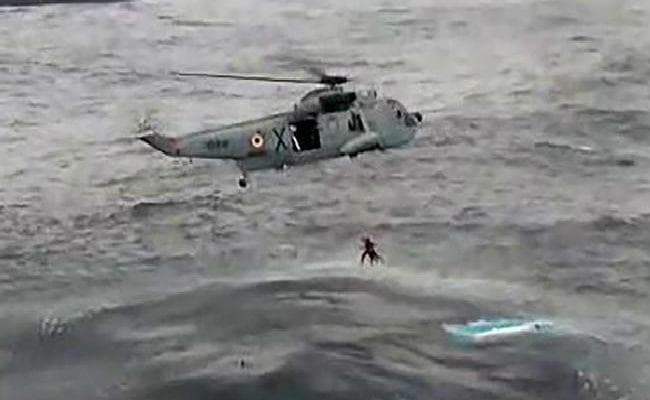 ''ओखी'' ने अब मुंबई में दी दस्तक,स्कूल और कॉलेज बंद, गुजरात में तेल के कुओं पर गहरा असर डाल सकता है तूफान