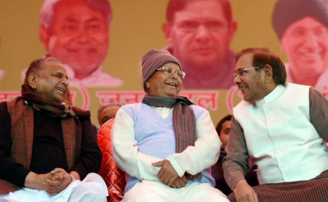 राज्यसभा की सदस्यता रद्द होने के बाद शरद यादव अब आगे किस राह चलेंगे?