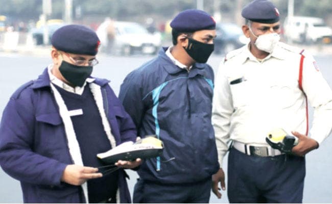 दिल्‍ली की ट्रैफिक पुलिस को ड्यूटी के दौरान डॉक्टरों ने दी प्रदूषण मॉस्क पहनने की सलाह